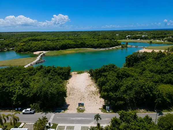 Terreno de 896 Metros con Vista al Lago y Campo de Golf - miniatura 2